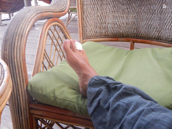 Unfallpatient beim Schonen (Kampot)