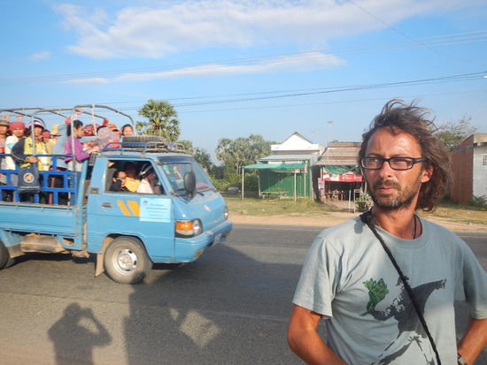 Massenhaft Minibusse vollgestopft mit Menschen bringen die "Manufakturarbeiter" nach Hause (Phnom Penh)