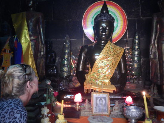 Hier durften wir einen Tempelwaechter mit in den Tempel begleiten. Er gab uns Raeucherstaebchen und segnete uns.. (P. P.)