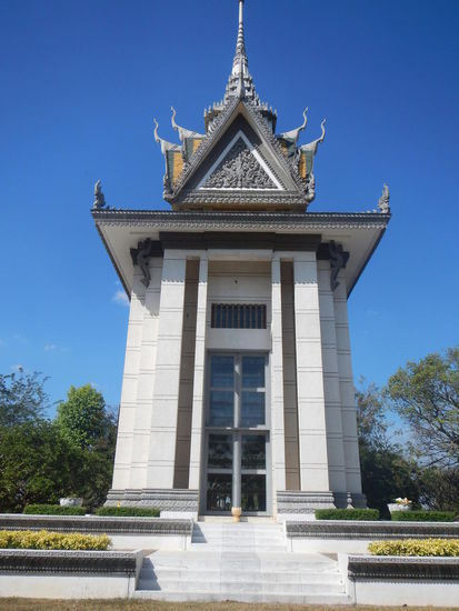 Die Gedenksstupa in ist gefuellt mit Totenschaedeln, Knochen, Gewandstuecken der Opfer. Da kommt einem echt das Grauen...
(P. P.)