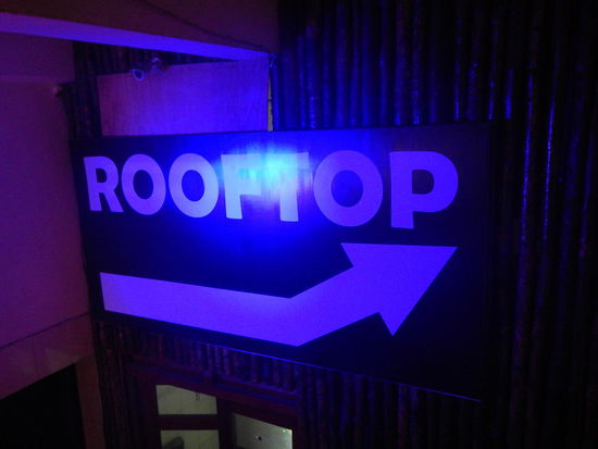 Die Zeit war knapp fuer uns, also schnell noch in eine Rooftop bar und dann ab in den Nachtbus nach Siem Reap...
(P. P.)