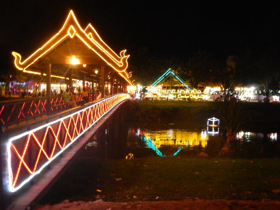 Die Bruecke zum Glueck..  fuer alle Kaufsuechtigen.. Nachtmarkt!!
(Siem Reap)