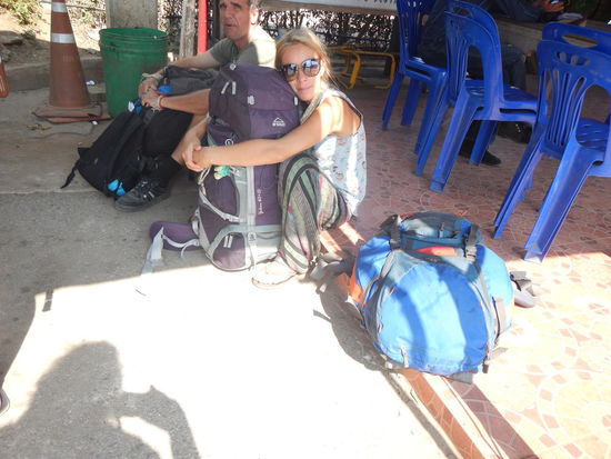 Warten warten warten... und dann nur fuer 2 Wochen Visa bekommen... tz tz
(Grenze zu Thailand)