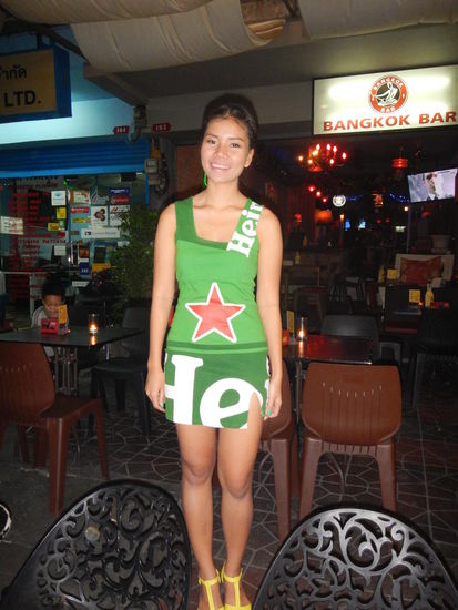 Die netten Bierdamen sind ueberall leicht als diese zu erkennen und servieren das Bier mit Lichtgeschwindigkeit!! (Bangkok)
