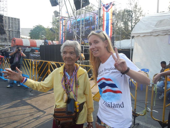 Die alte Dame hat mich bei der Demo zum tanzen aufgefordert... (Bkk)