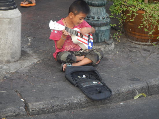 Er weiss schon was er einmal werden moechte wenn er gross is..
(Bkk)