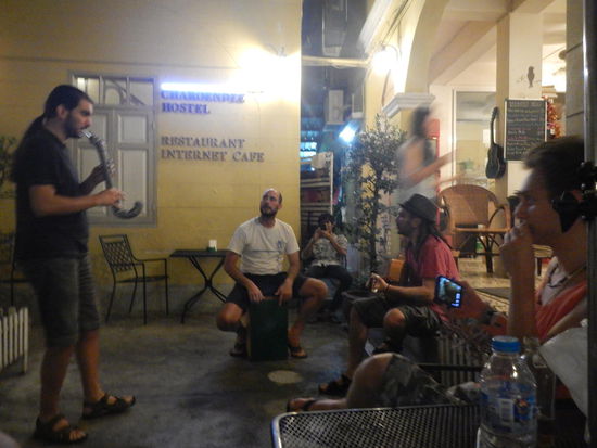 (Spanisches) Privatkonzert im Innenhof unsres Guesthouses!!!!!! Oberlustig.. (Bkk)