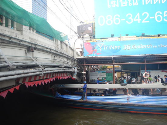 Das Longtailboot mit "runterfahrbarem" Dach und Seitenwaenden aus Plastik zum Hochziehen.. genial!! (Bkk)