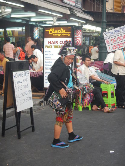 Lustige Strassenverkaeuferinnen in der Khao San Road (Bkk)
