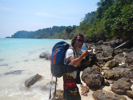 Immer gradeaus, dann werdn wir schon was finden.. Der Weg zu unsrem Zelt (Koh Kradan)
