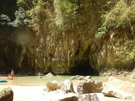 ..DA kamen wir wieder raus! Es hat sich gelohnt!!! Das Piratenversteck- die "Emerald cave" (K. M.)