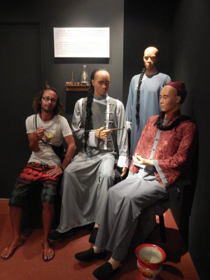 Im "Time Tunnel Museum" gesellte sich Lenzy zu den Opium Rauchern.. kulturgeschichte liebe Leute (Penang)