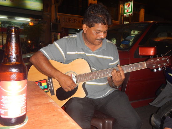 Simon unser Schmousesong- Gitarrist- Danke fuer die Einladung zum Abendessen!!! (Penang)
