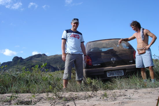Wir mit unserem Rallyfahrzeug beim Zwischenstopp