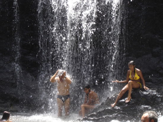Kuehles Bad im Wasserfall