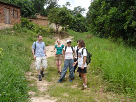 "Ardaga" der Trekkingguide (ganz rechts) berichtet der Gruppe.