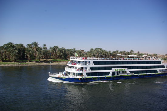 Eines von vielen Nilfährschiffen