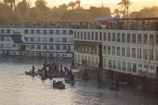 Händler vor der Schleuse von Esna