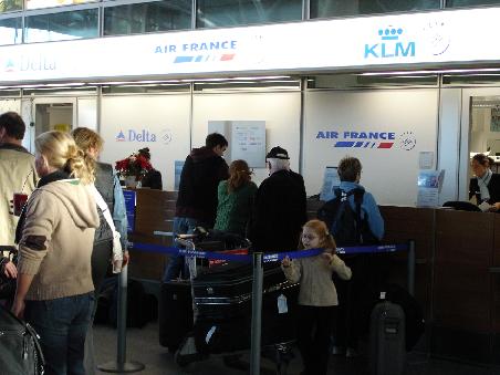 Warteschlange vor dem KLM - Air France Schalter wegen Umbuchungen.