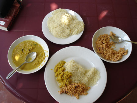 Herrlich wuerziges Fruehstueck mit String Hoppers, Dalcurry und Sambal
