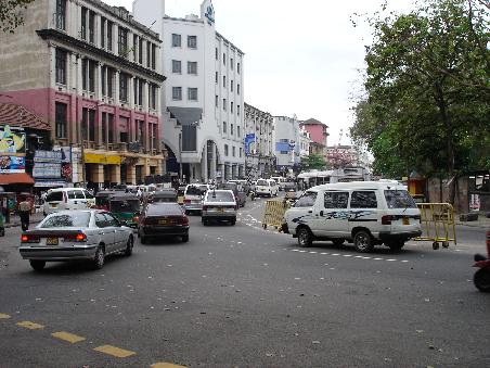 Verkehrsstrasse in Colombo in der Naehe des "World Trade Centers"