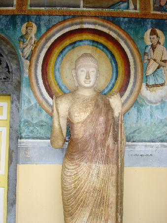 Buddhastatue bei der Ruwanweliseya Dagoba