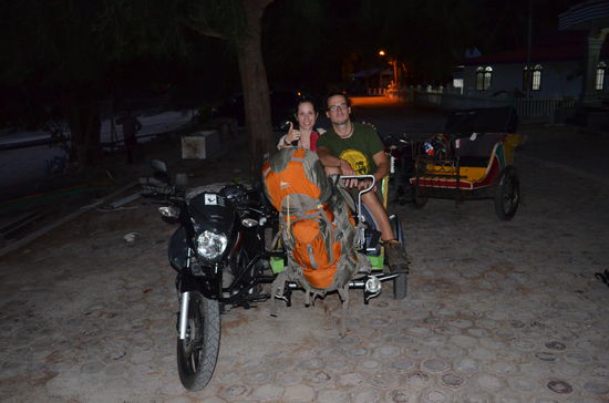 Unsere erste Becak-Fahrt. Beim ersten Stop haben wir gewechselt (ich nach aussen).Ich hatte das vage Gefühl, das Gerät könnte in der Kurve aus dem Ruder laufen.