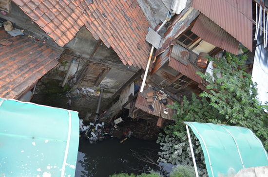 Während die Strassen der Stadt recht sauber erscheinen, bietet sich auf den Höfen ein etwas anderes Bild - Blick aus unserem Hotelzimmer in Bandung.