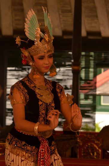 Nicht nur die Herren, auch die Damen haben einen aparten Tanzstil - dazu spielt ein Orchester auf diversen Trommeln, anderen Klangkoerpern und einem Gong eine an Bjoerk erinnernde Musik, während eine Dame hypnotische Töne dazu absondert - echt spooky.