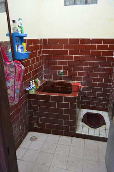 Das angesprochene Mandi, gleichzeitig sieht man auch die allerorts üblichen "Hock-Klos".