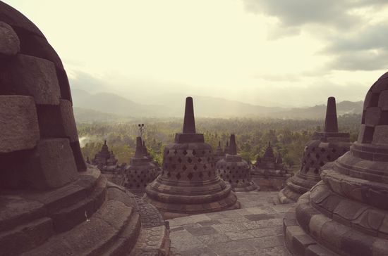 Diverse "Stupa" bilden den oberen Teil der Pyramide. Von dort hat man auch einen atemberaubenden Blick auf die Umgebung.
