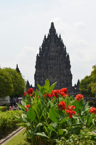 Nur der mittlere Teil der Anlage Prambanan - Dieser Tempel zu Ehren Shivas wird zur linken und rechten gesaeumt von etwas kleineren Tempeln zu Ehren Brahmas und Vishnus.