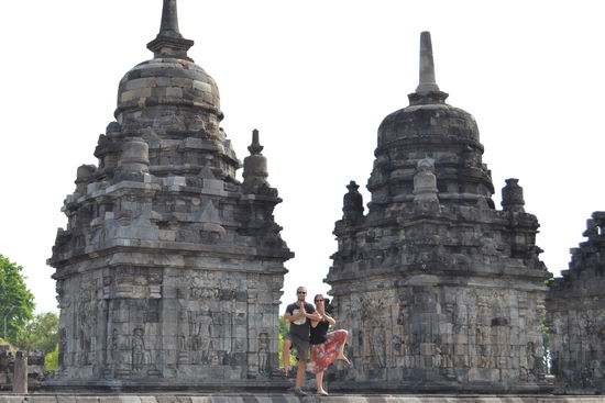Hier noch ein "Selbstausloeser-Shot" (ebenfalls aufgenommen im Park von Prambanan).