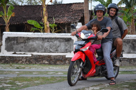 Ein gaengiges Bild in den wohl meisten asiatischen Laendern. Die Anzahl der weiteren mitfahrenden Kinder &amp; zusaetzliches Gepaeck ist nach oben hin offen.
