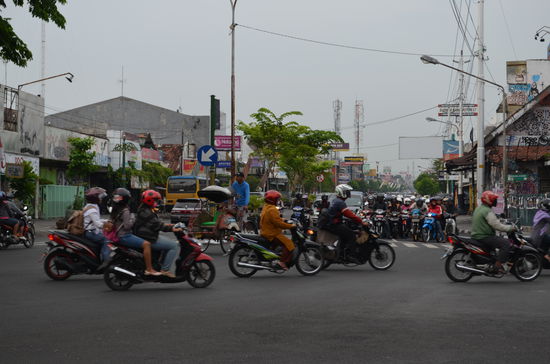 Normaler Verkehrsalltag in Yogyakarta.