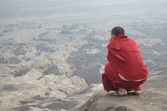 Ein Mönch beim morgendlichen Gebet hoch oben auf dem Vulkan.