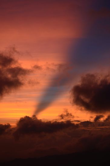 Hat jemand eine plausible Begründung für diesen blauen Schweif?