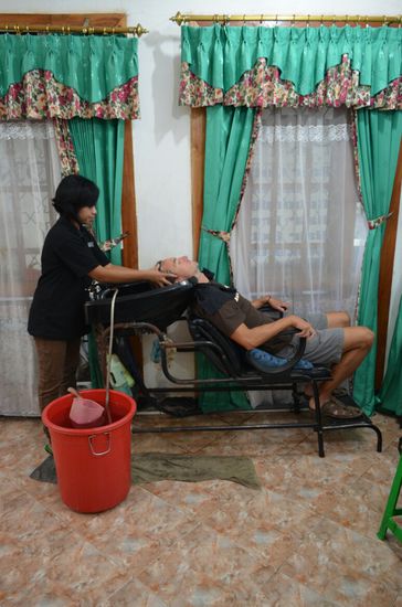 Er bekommt die Haare schön...