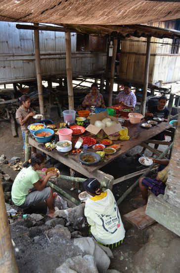 Wenn es um die große Sache geht, dann arbeiten alle zusammen (so wie hier bei der Vorbereitung des Hochzeitessens). PS: Auf dem Tisch befinden sich mindestens 5 Teller mit verschiedenen Chilis.