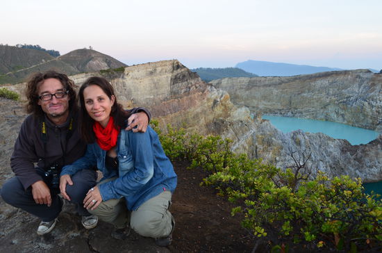 Hier nur 2 der 3 Seen des Kelimutu in türkis und dunkelblau.