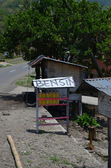 Das Lebenselexier aller Indonesier (mit Moped) - überall in Wasserflaschen erhältlich.