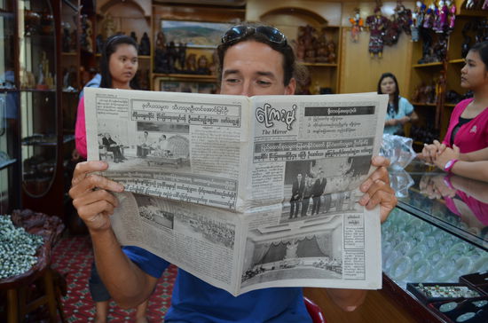 Die Zeitung am Morgen (hätte ich auch gern gelesen) - ja wenn ich des Burmesischen mächtig wäre.