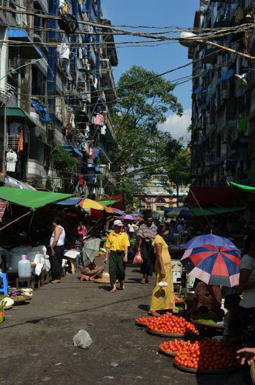 Ein buntes Treiben überall in den Straßen.