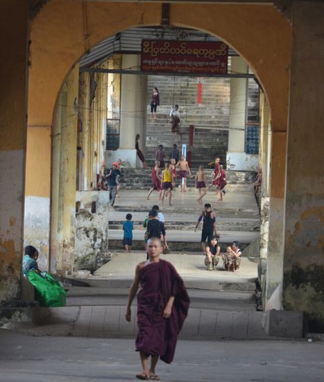 Mawlamyaing hat viele Kloester und die Schueler sind nicht nur am Lernen.