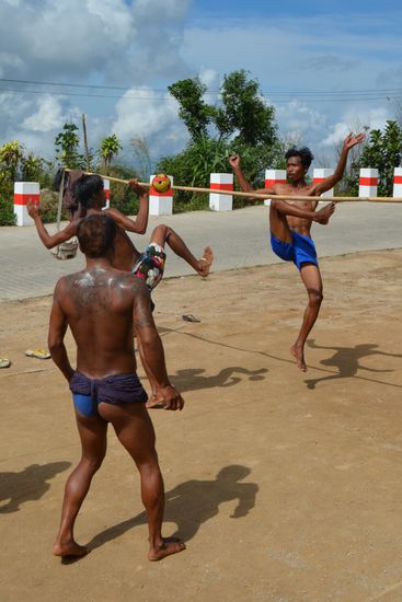 Chinlon - nicht nur hier am goldenen Felsen ein beliebtes Spiel bei den Jungs. Faszinierend, wie akrobatisch der Ball ueber die Stange geschossen wird.