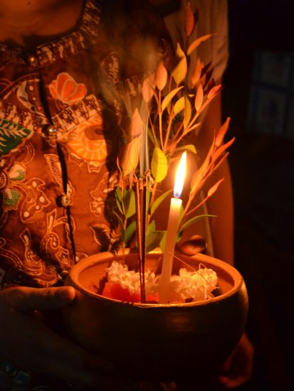 Jedes Jahr zum Novembervollmond - kleine Opfergaben werden in einem Tontoepfchen dem Fluss uebergeben.
