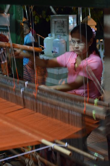 Auch der Wettkampf "Wer kann am schnellsten die typisch orangene Robe fuer Buddha weben?" ist eine alte Tradition zum Novembervollmond.