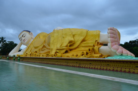 Dieser liegende Buddha ist die neueste Sehenswuerdigkeit in Bago. Irgendwann soll er auch noch mal ein Dach ueber den Kopf bekommen.