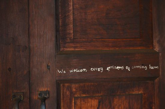 A warmly welcome and take care of tourists - Der Leitspruch der burmesischen Tourismusbehoerde.