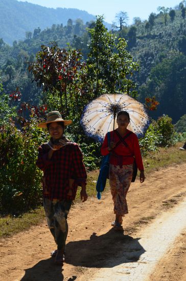 Die Dame von Welt trägt Schirm, auch auf der staubigsten Piste.